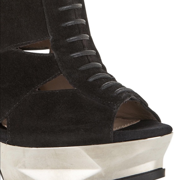 💯% authentic 💯%brand new Herve ledger open boots - Picture 2 of 3